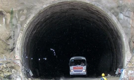 Xe ô tô qua hầm Cổ Mã. Ảnh: NĐQ.