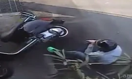 Thoát chết gang tấc nhờ đội mũ bảo hiểm