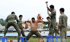 Đặc công Việt Nam trình diễn nội công thượng thừa