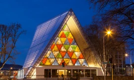 Độc đáo nhà thờ giấy chứa trên 700 người