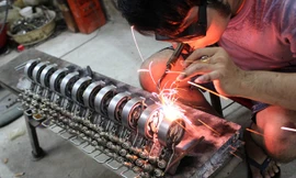 Đột nhập xưởng 'chế tạo' quái thú, xích lô từ phế liệu