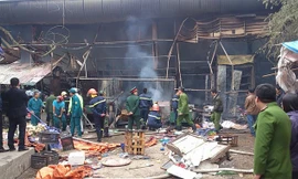 [HIỆN TRƯỜNG]: Chợ Nhật Tân 'bốc hỏa', hàng chục gian hàng sụp đổ