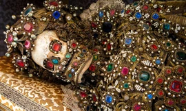 Li kì những bộ hài cốt gắn nhiều châu báu, đá quý