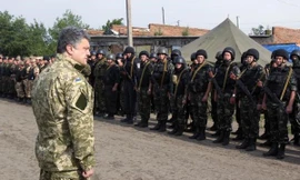 Tổng thống Ukraine bất ngờ thị sát vùng giao tranh ở Donbass