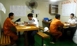 Cảnh sát biển vùng 3 lấy lời khai của các thủy thủ tàu Sunrise 689. Ảnh: Hoàng Trường