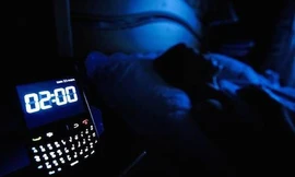 Sạc pin điện thoại trong phòng ngủ dễ gây béo phì