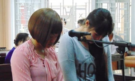 Hai bị cáo tại tòa.