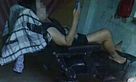 Nhân viên tiệm hớt tóc ăn mặc mát mẻ sẵn sàng chiều khách tới Z.