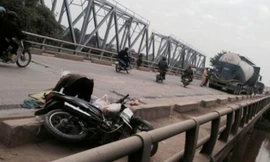 Hiện trường vụ tai nạn thương tâm người vợ bị xe bồn cán, thi thể không còn nguyên vẹn.