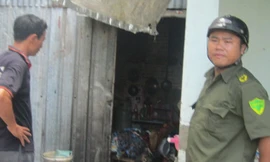 Sau khi đổ xăng châm lửa đốt, hai thanh niên lên xe bỏ chạy. Ảnh: Hoàng Trường.