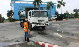 Xe rác quay về do ngày 2/12 Sở Tài Nguyên và Môi trường bất ngờ ra công văn "tạm ngưng". Ảnh L.N.