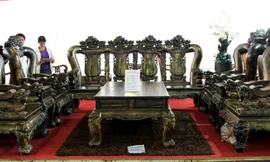 Bộ salon gỗ mun nặng 3 tấn giá tỷ đồng ở Sài Gòn