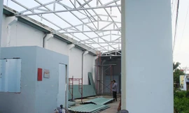 Dỡ mái tôn. Ảnh: Thanh Phong.