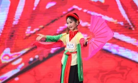 Cậu bé 8 tuổi hóa “Thị Mầu” đầy ấn tượng