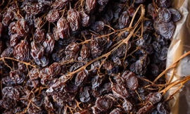 Nho khô sấy nguyên cành nhập khẩu từ Úc có giá bán tại thị trường Hà Nội dao động 1,5 - 2 triệu đồng/thùng 5 kg và 420.000 - 650.000 đồng/kg. Ảnh: Tabletopgrapes.