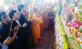 Thắp hương cho các nạn nhân tai nạn giao thông.