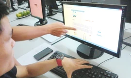 Nhân viên FPT đang vận hành thử hệ thống bán vé tàu trực tuyến. Ảnh: Bảo An.