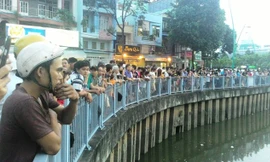 Đứng xem xác người nổi trên kênh, giao thông kẹt cứng
