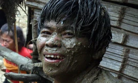 Một thanh niên nhà trai hả hê khi được hưởng đủ cả: Nước, rượu, nhọ và…bùn.