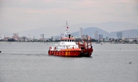 Nửa đêm điều tàu cứu 7 ngư dân gặp nạn trên biển