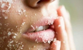 Tẩy da chết. Vào mùa đông, các tế bào chết trên da xuất hiện nhiều hơn. Nếu không tẩy da chết, da bạn sẽ trở nên thô ráp, các dưỡng chất không thẩm thấu được xuống da. Do vậy, bạn đừng bỏ qua bước đầu tiên này nhé. Bạn nên áp dụng phương pháp tẩy da chết 