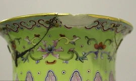 Vì phần miệng bình đã bị sứt mẻ nhiều nên mức giá dừng lại ở 634.000 bảng.