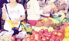 'Nho Mỹ, táo Úc' bán rong có phải hàng xịn?