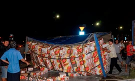 Xe chở bia lật nhào dưới chân cầu Sài Gòn