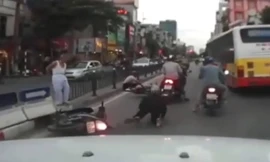 Cụ ông trèo rào sang đường làm xe máy ngã dúi dụi
