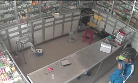 Ngủ trưa bị mất điện thoại trong nhà thuốc