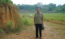 Ông Thực trên con đường mới mở qua vùng đồi gò