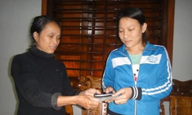 Bà Lâm trao lại số tiền cho chị Hương.