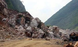 Hàng trăm mét khối đá đổ sập, 7 người thoát chết