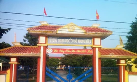 Phụ huynh ngã ngửa vì phí lạ 