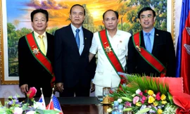Campuchia tặng 'bầu' Hiển Huân chương hàm Đại tướng quân