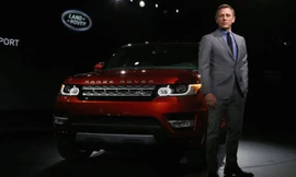 Tài tử Daniel Craig cạnh mẫu xe SUV thể thao của Range Rover sẽ xuất hiện trong Spectre.