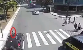 Ôtô lao vun vút đâm văng người vào vệ đường 