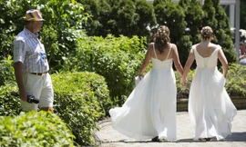 Từ chức để phản đối hôn nhân đồng giới