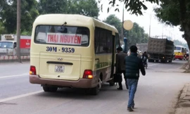 Ra khỏi bến Nam Thăng Long, xe 30M-9359 hòa nhập vào dòng xe bắt khách trên đường. Ảnh: Anh Trọng.