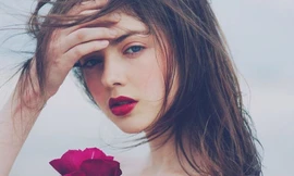 Mẹo làm ấm làn da mùa đông với màu son đỏ