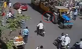 Máy kéo 'nuốt' người đi bộ vào gầm