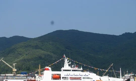 Cận cảnh tàu cảnh sát biển 8002, có bãi đáp trực thăng