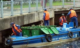 Mỗi năm TP HCM chi hàng tỷ đồng cho việc vớt lục bình và rác trên sông và các kênh rạch.