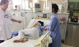 TS Nguyễn Kim Sơn đang chẩn đoán cho bệnh nhân.