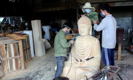 Điêu khắc tượng gỗ bằng tay giá nửa tỷ ở Sài Gòn