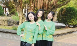 Nguyễn Ngọc Lưu Ly (ngoài cùng, bên trái) trẻ trung với đồng nghiệp trong khoa.