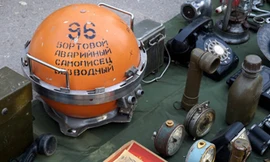 Chiếc hộp đen duy nhất được bày bán ở phiên chợ. Đây có lẽ là đồ độc đáo nhất, hiếm nhất ở phiên chợ lần này.