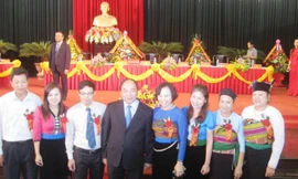 Phó Thủ tướng với đại biểu các dân tộc thiểu số tỉnh Thanh Hóa.