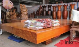 Sập gỗ, bàn ghế trăm triệu về Hà Nội