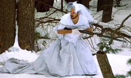 Kevin đã nghĩ ra 101 cách để tận dụng chiếc váy cưới của vợ cũ sau ly hôn.